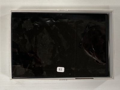 une photo d'un écran de télévision dont la vitre est cassée