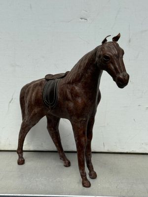 Cheval, sculpture habillée cuir