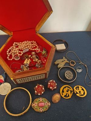 une boîte avec un tas de bijoux à l'intérieur