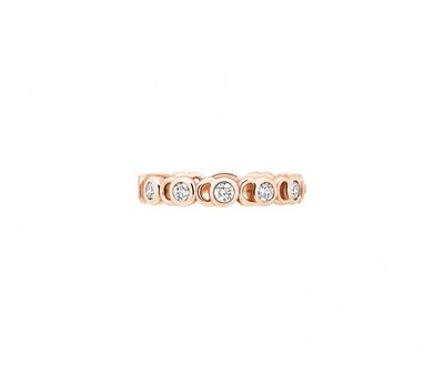 une bague en or rose sertie de trois diamants