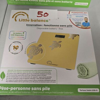une boîte sur laquelle se trouvent une balance et une serviette