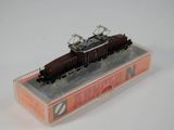 un train miniature posé sur une boîte