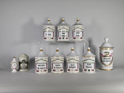 sept canettes de bière exposées sur une étagère