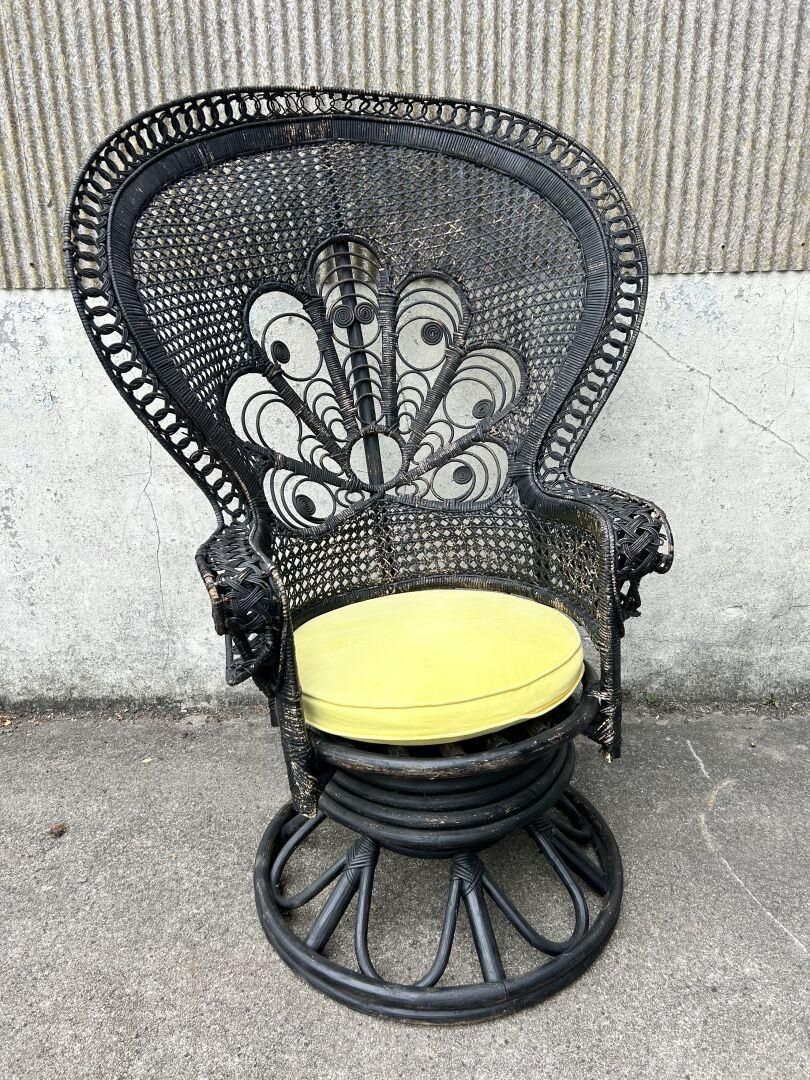 Fauteuil en rotin peacock noirci dit Emmanuelle reposant sur…