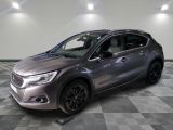 la voiture argentée est garée sur un sol en damier dans le garage