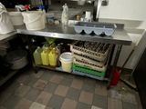 une image d'une cuisine avec beaucoup de désordre sur le comptoir
