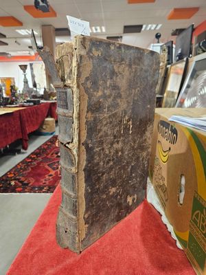 un vieux livre posé sur une table dans une pièce