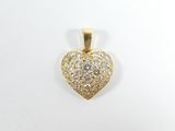 un gros plan d'un pendentif en diamant en forme de cœur sur fond blanc