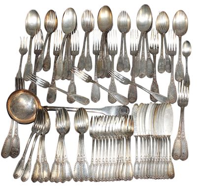 beaucoup de cuillères en argent et de cuillères sur la table