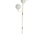 une photo d'un lampadaire blanc sur fond blanc