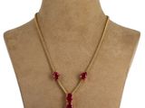 gros plan d'un mannequin portant un collier