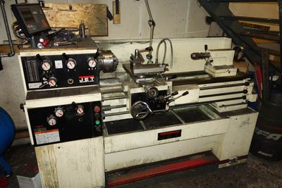 une machine qui se trouve à l'intérieur d'un garage