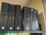 une étagère en verre sur laquelle sont posés de nombreux produits capillaires
