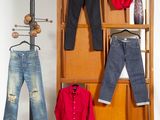 un portant sur lequel sont accrochés des vêtements et un jean