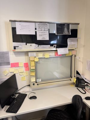 un bureau équipé d'un ordinateur et d'un moniteur