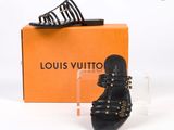 Sandales en cuir noir Louis Vuitton ornées de clous dorés