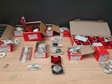 beaucoup de boîtes rouges posées sur une table