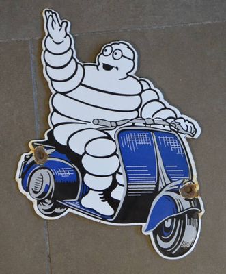 un autocollant représentant un personnage de dessin animé sur un scooter