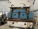 une grande machine installée dans un bâtiment