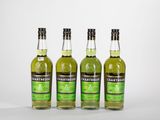 trois bouteilles de liqueur de thé vert et trois bouteilles de liqueur de thé vert