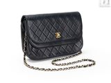 un sac à bandoulière Chanel en cuir matelassé noir avec des finitions dorées