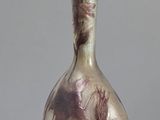 un vase avec un motif floral posé sur une table