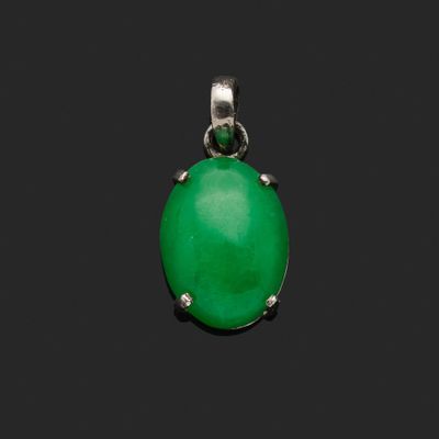 un pendentif en jade et diamants
