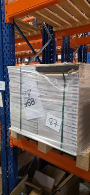beaucoup de cartons sur les étagères de l'entrepôt