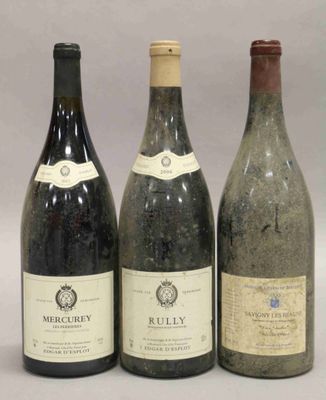 trois bouteilles de vin posées l'une à côté de l'autre sur une table