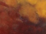 une peinture représentant un ciel rouge et jaune avec des nuages en arrière-plan