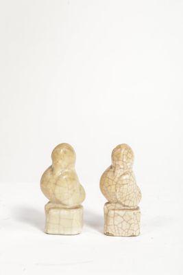 deux figurines en ivoire sculpté posées l'une sur l'autre