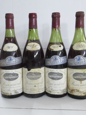 six bouteilles de vin sont alignées sur une étagère