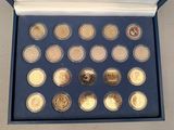 beaucoup de pièces dans une boîte bleue posée sur la table