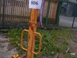 un poteau sur lequel est fixé un panneau, devant une clôture