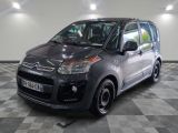 la citrole est garée sur un sol en damier dans le garage