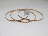trois bracelets munis d'une étiquette, posés sur une surface blanche