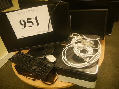 deux écrans d'ordinateur et un clavier posés sur une petite table