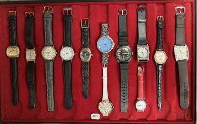 de nombreuses montres différentes présentées dans une vitrine rouge
