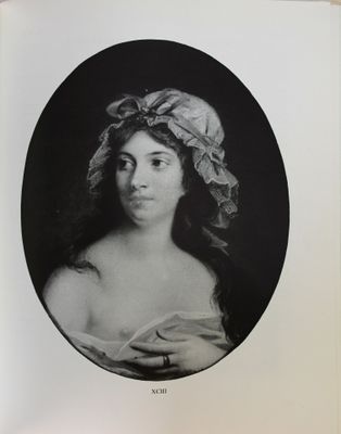 une photo en noir et blanc d'une femme portant un chapeau