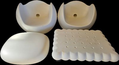trois morceaux de plastique posés sur une table