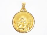 une image représentant un pendentif en or orné d'un ange