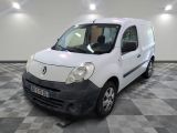 une petite camionnette blanche garée dans une pièce
