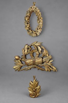 trois œuvres d'art représentant une couronne, un oiseau et une couronne