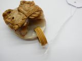un petit bijou suspendu à un fil