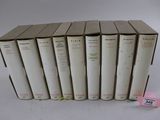 six livres sont empilés sur une surface blanche