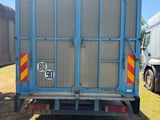 un camion garé dans l'herbe