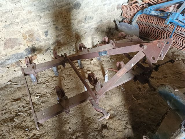 Cultivateur MASSEY FERGUSON MF 235 9 dents. Vendu sur désignation...