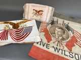 Plusieurs vieux drapeaux américains sont exposés sur une table