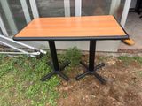 une table en bois avec des pieds noirs et un plateau en bois