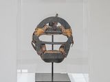 une vitrine contenant un casque de baseball